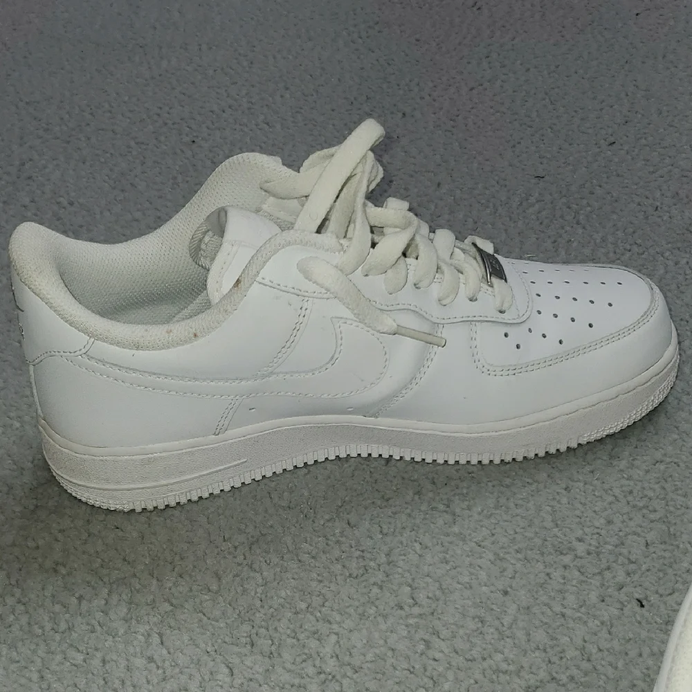 Nike Air Force 1 '07 'Triple White' Women's Size 7.5 DD8959-100 - Picture 7 of 9
